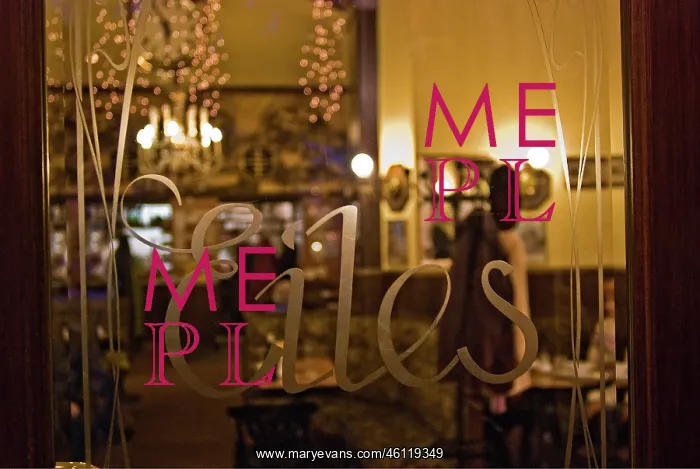 : Logotype on the front door of Cafe Eiles : Logotype on the front door of Cafe Eiles