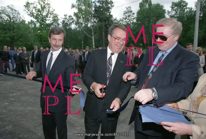: LogoVAZ service centre opens in Moscow suburb, 1994 : LogoVAZ service centre opens in Moscow suburb, 1994