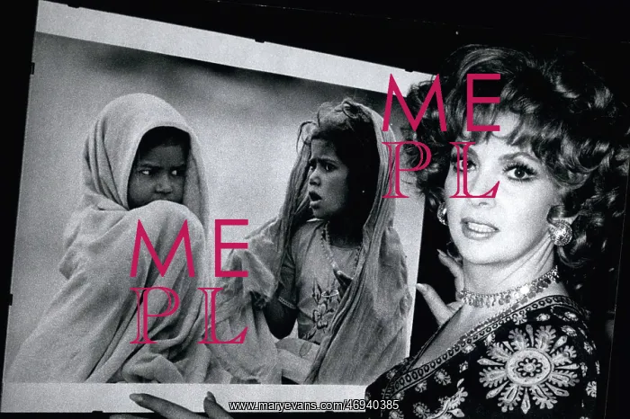 : Lollobrigida Opens Exhibition In West-Berlin : Lollobrigida Opens Exhibition In West-Berlin
