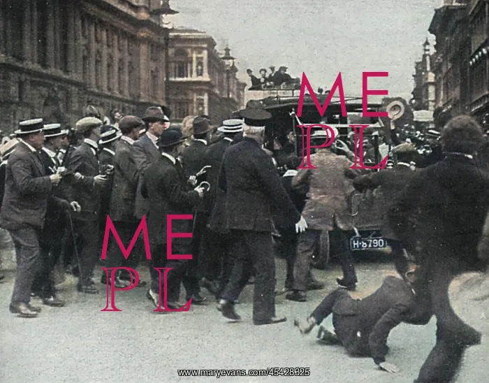 : London crowd cheer Asquith : London crowd cheer Asquith