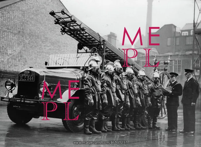: London firemen learn to combat gas : London firemen learn to combat gas
