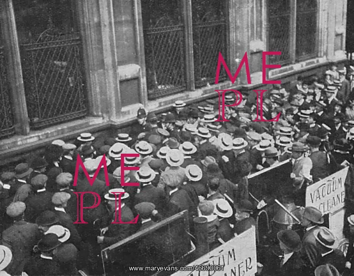 : London pre-war tension : London pre-war tension