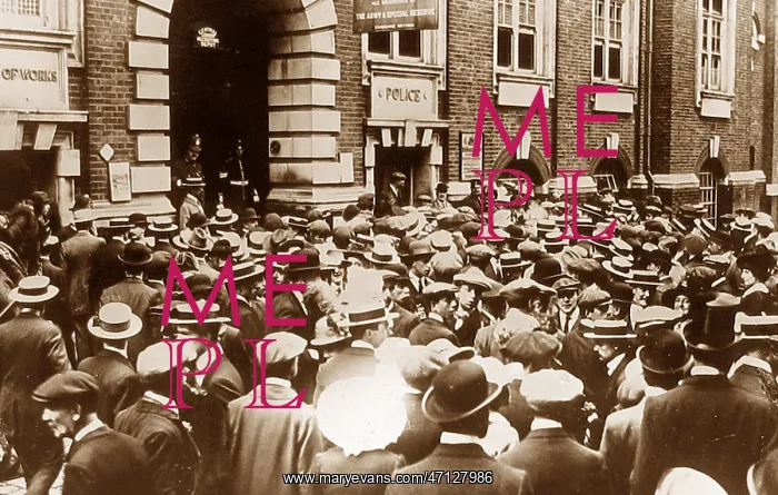 : A London Recruiting Depot during WW1 : A London Recruiting Depot during WW1