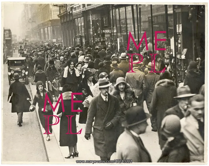 : London Shoppers - 1930 : London Shoppers - 1930