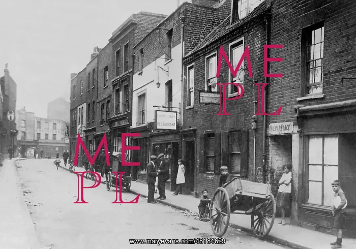 : London slums, c.1925 : London slums, c.1925