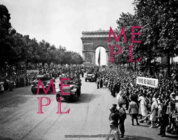 : Long line of crowds watching the entrance : Long line of crowds watching the entrance