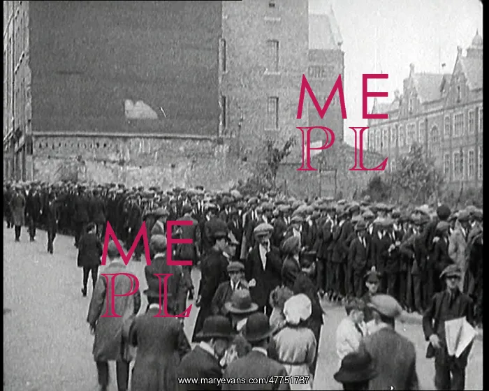 : Long Queues Of Irish Men Waiting To Enlist : Long Queues Of Irish Men Waiting To Enlist