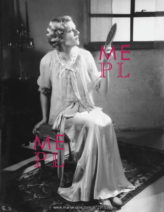 : LOOKING IN MIRROR / 1930'S : LOOKING IN MIRROR / 1930'S