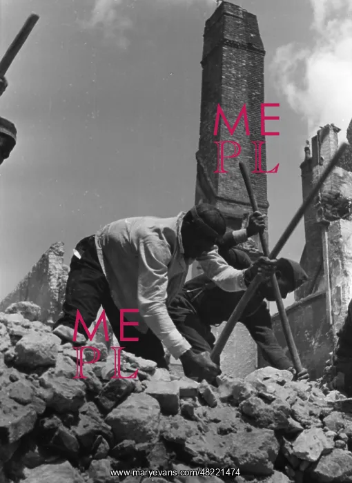 : Looking for trapped people after an air raid : Looking for trapped people after an air raid