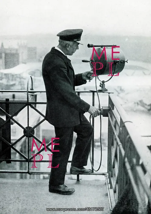 : Lookout man operating signalling lamp, Croydon Airport : Lookout man operating signalling lamp, Croydon Airport