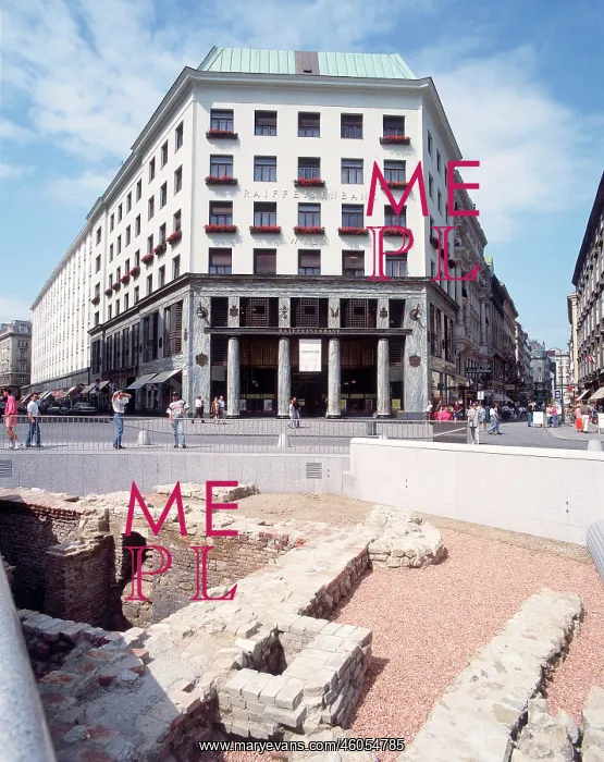 : Looshaus at Michaelerplatz in Vienna, Roman excavations in the foreground : Looshaus at Michaelerplatz in Vienna, Roman excavations in the foreground