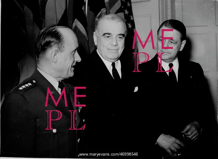 : Lord Ismay talking with other leaders : Lord Ismay talking with other leaders