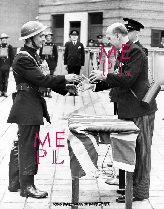 : Lord Mayor of London presenting a cup, WW2 : Lord Mayor of London presenting a cup, WW2