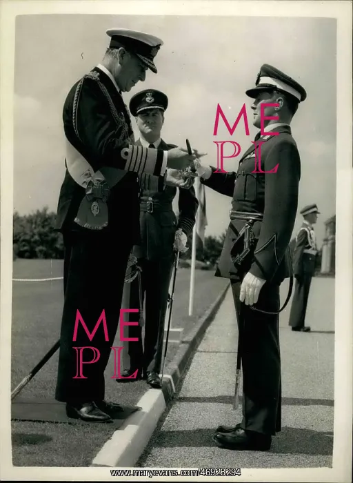 : Lord Mountbatten presents Sword of Honour, Cranwell : Lord Mountbatten presents Sword of Honour, Cranwell