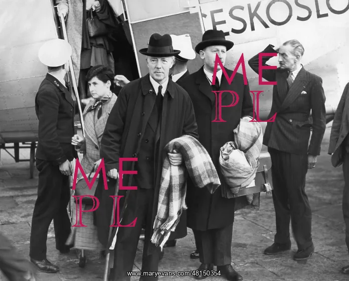 : Lord Walter Runciman during his return from Prague, 1938 : Lord Walter Runciman during his return from Prague, 1938