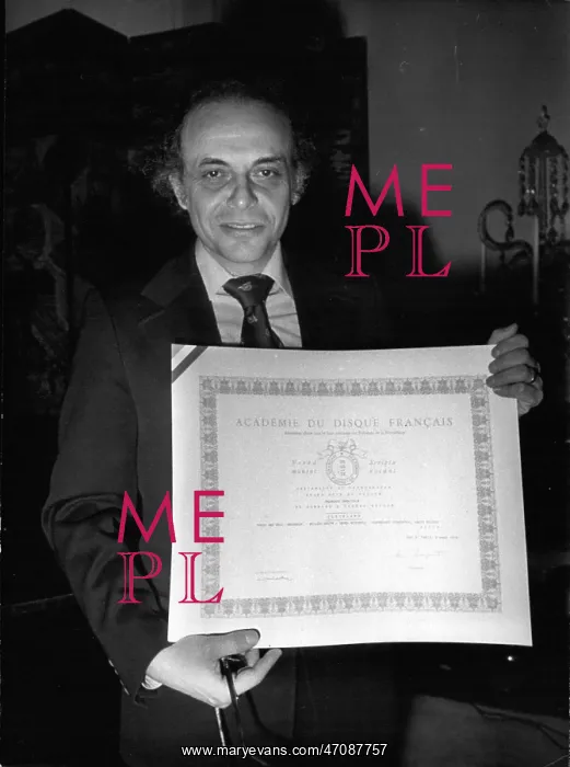 : Lorin Maazel, American conductor, with certificate : Lorin Maazel, American conductor, with certificate