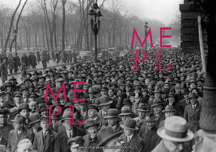  : Lots of people on the street