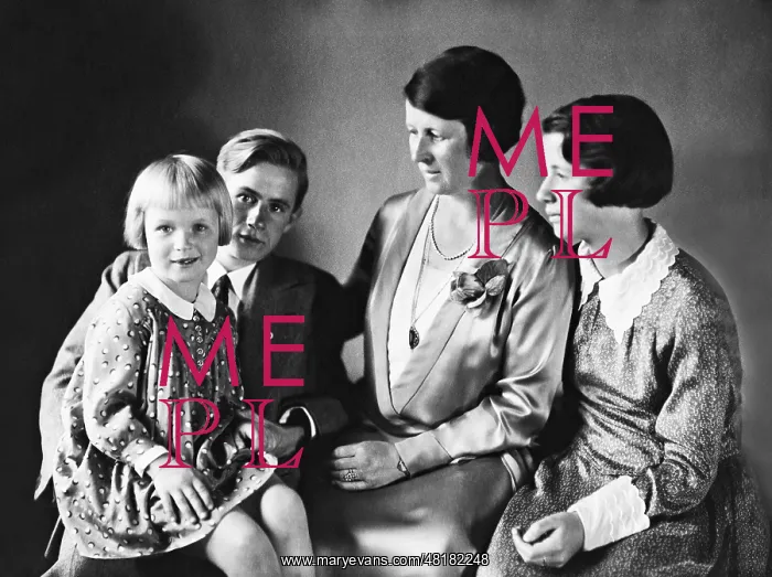 : Lotta Liemka with her children : Lotta Liemka with her children
