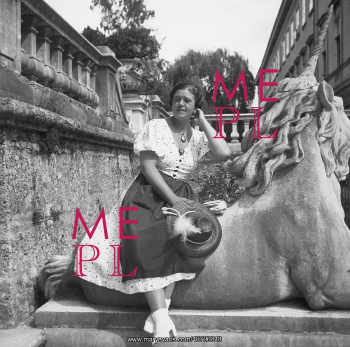 : Lotte Lehmann in Mirabell garden : Lotte Lehmann in Mirabell garden
