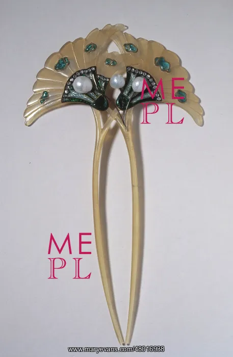 : Lotus hairpin made of horn : Lotus hairpin made of horn