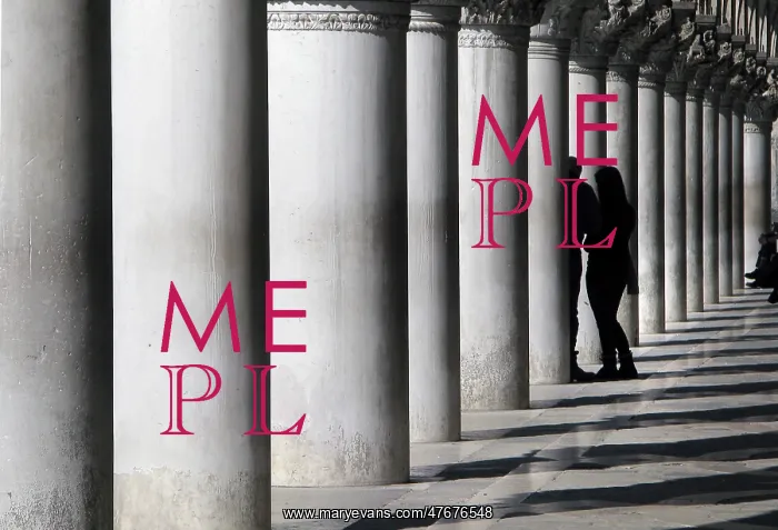 : Lovers between marble pillars of the Doge's Palace in Venice : Lovers between marble pillars of the Doge's Palace in Venice