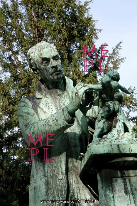 : Low angle mid-length view of the statue called : Low angle mid-length view of the statue called