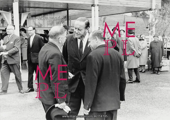 : The Lower Austrian Governor Leopold Figl (left) with Man : The Lower Austrian Governor Leopold Figl (left) with Man