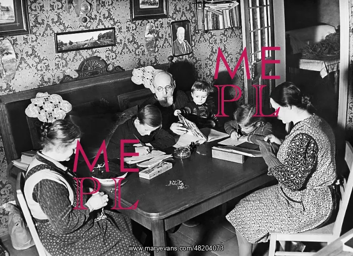 : Lower middle class family, 1942 : Lower middle class family, 1942