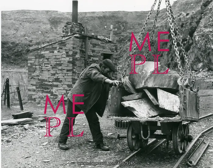 : Lowering a tram, Penyrorsedd Slate Quarry, North Wales : Lowering a tram, Penyrorsedd Slate Quarry, North Wales