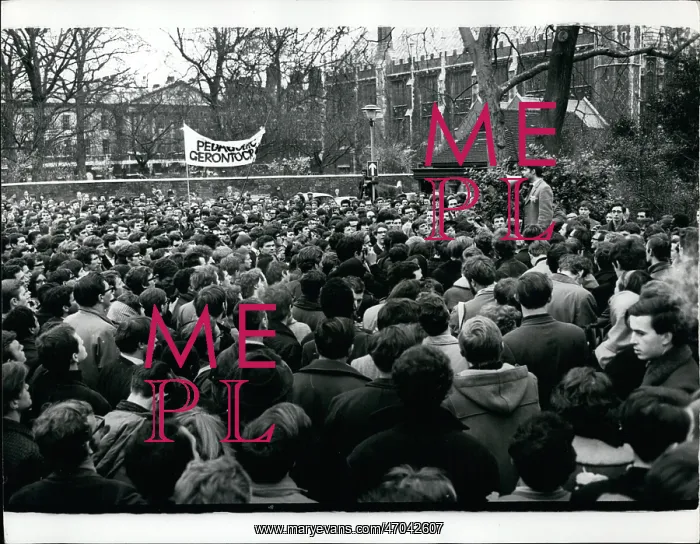 : LSE students in demonstration and march, London : LSE students in demonstration and march, London