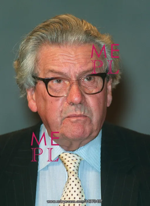  : Ludovic Kennedy