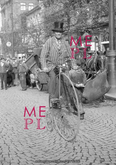  : Ludvik Raus arrives in Prague on old bicycle