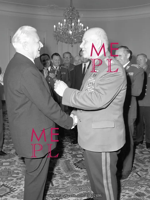 : Ludvik Svoboda - Ivan Konev - handshake : Ludvik Svoboda - Ivan Konev - handshake