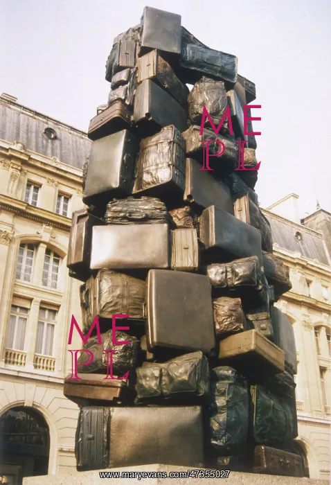 : LUGGAGE SCULPTURE PARIS : LUGGAGE SCULPTURE PARIS
