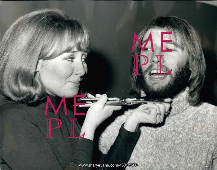 : Lulu and Maurice Gibb, trimming beard : Lulu and Maurice Gibb, trimming beard