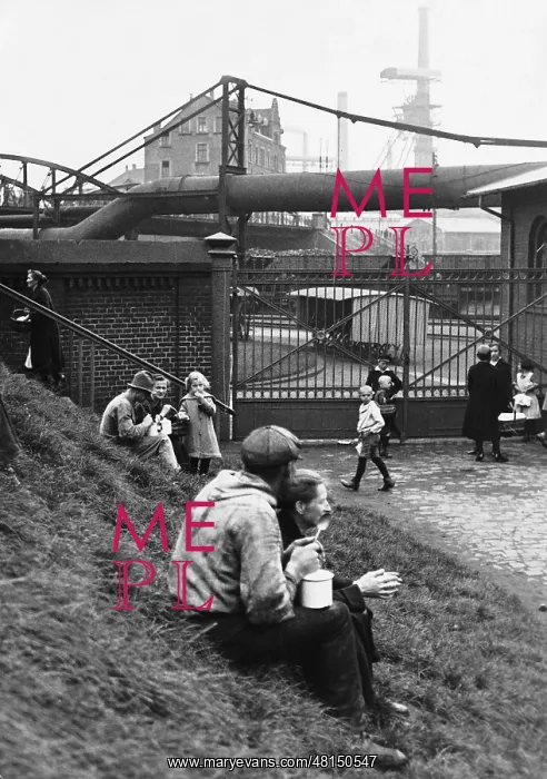 : Lunch break in front of the factory premises, 1930 : Lunch break in front of the factory premises, 1930