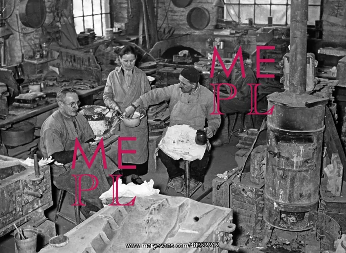 : Lunch break in a foundry, 1935 : Lunch break in a foundry, 1935