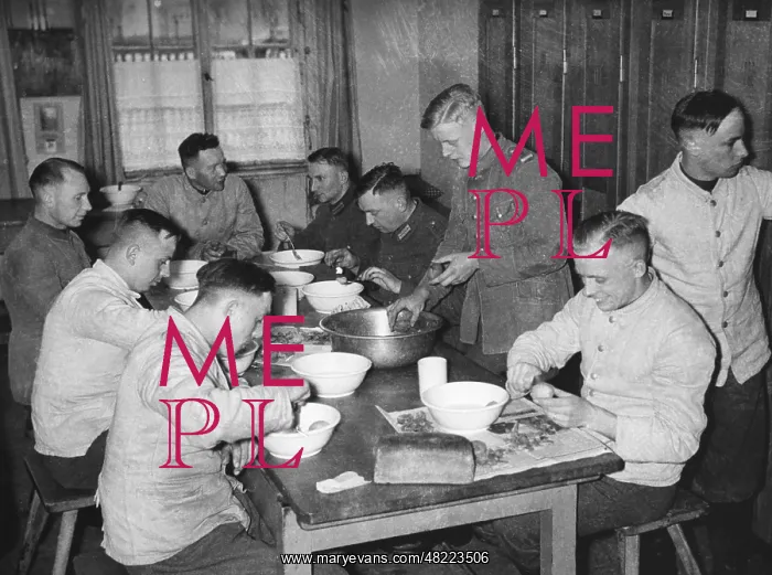 : Lunch in a room of the 4th Infantry Regiment in the 30s : Lunch in a room of the 4th Infantry Regiment in the 30s