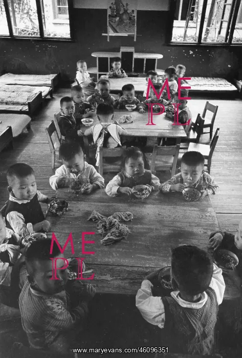 : Lunchtime at a kindergarten, Shanghai, China : Lunchtime at a kindergarten, Shanghai, China