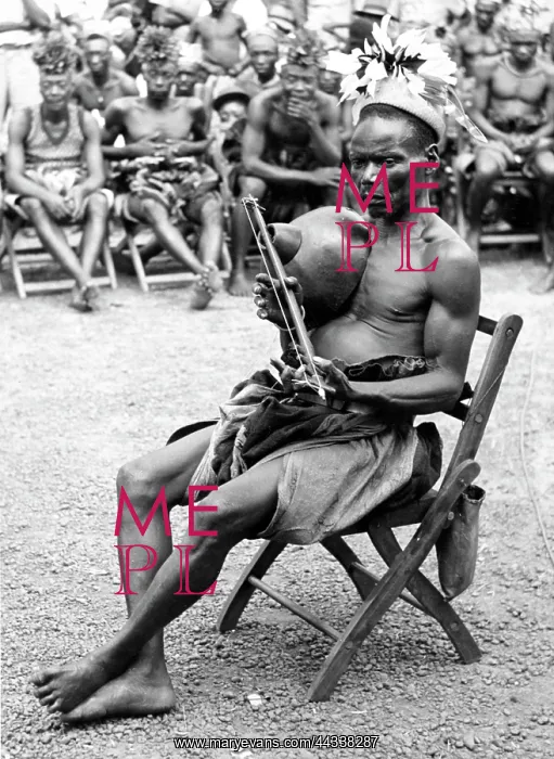 : Lute player at Medje. Nenjenje 2-stringed zither : Lute player at Medje. Nenjenje 2-stringed zither