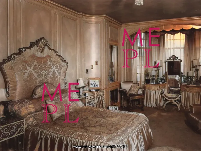 : LUXURIOUS BEDROOM : LUXURIOUS BEDROOM