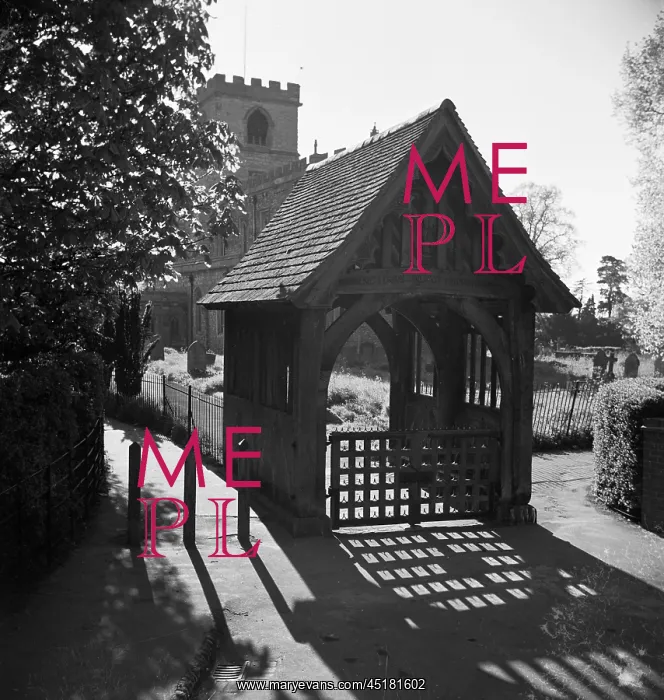 : Lych Gate. The wooden lych gate to a churchyard in Buckinghamshire : Lych Gate. The wooden lych gate to a churchyard in Buckinghamshire