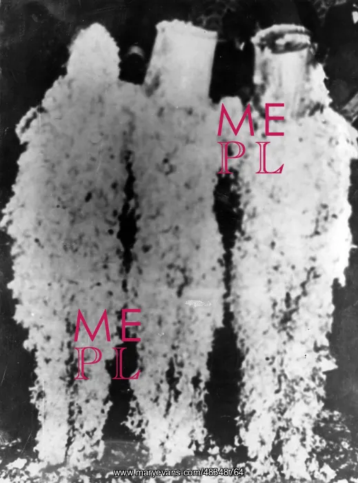 : lynching. Three chicken thieves in the US were tarred and feathered. (undated recording) : lynching. Three chicken thieves in the US were tarred and feathered. (undated recording)
