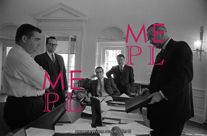 : Lyndon Johnson with former Kennedy staff ? : Lyndon Johnson with former Kennedy staff ?