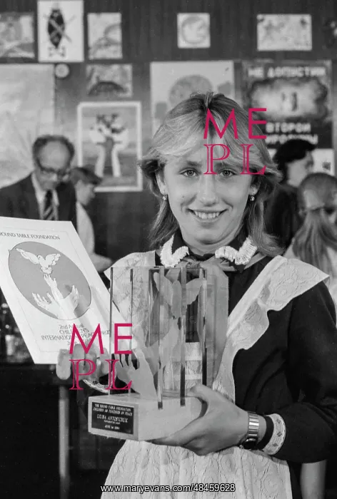: Lyuba Antoshchuk with her prize for best drawing : Lyuba Antoshchuk with her prize for best drawing