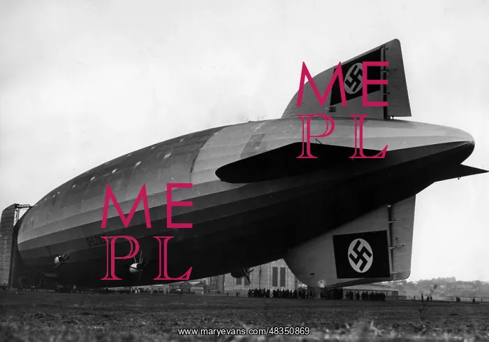 : LZ 129 Hindenburg on the ground, 1936 : LZ 129 Hindenburg on the ground, 1936