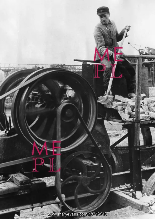 : Machine for building material recycling, 1944 : Machine for building material recycling, 1944