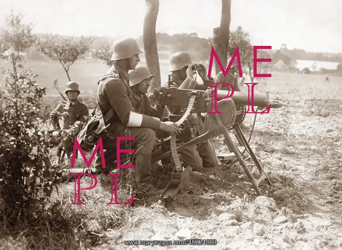 : Machine gun position of the Reichswehr during a maneuver : Machine gun position of the Reichswehr during a maneuver