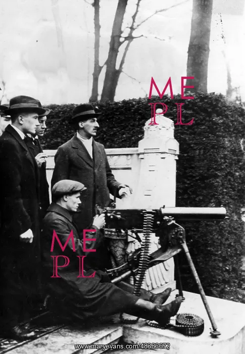 : Machine gun position of revolutionary workers, 1919 : Machine gun position of revolutionary workers, 1919