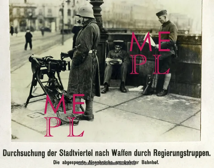 : Machine gun post on the Alsen bridge in Berlin, 1919 : Machine gun post on the Alsen bridge in Berlin, 1919